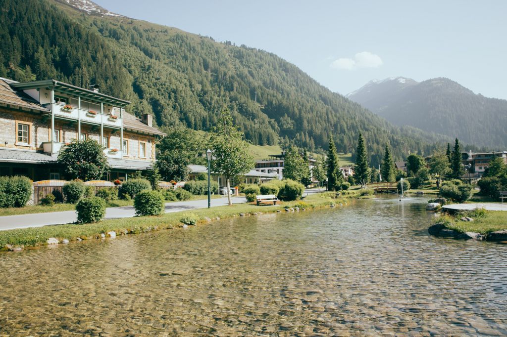Alter Bahnhof in St. Anton am Arlberg - Das ist der alte Bahnhof in der Ortsmitte. Er ist der höchstgelegene Bahnhof der Arlbergbahn. Bereits 1884 wurde er eröffnet. Im Jahr 2000 wurde er aufgrund einer Streckenverlegung durch einen modernen Neubau am südlichen Ortsrand ersetzt. - © TVB St. Anton am Arlberg // West Werbeagentur, Alexandra Genewein Alter Bahnhof in St. Anton am Arlberg - Das ist der alte Bahnhof in der Ortsmitte. Er ist der höchstgelegene Bahnhof der Arlbergbahn. Bereits 1884 wurde er eröffnet. Im Jahr 2000 wurde er aufgrund einer Streckenverlegung durch einen modernen Neubau am südlichen Ortsrand ersetzt. - © TVB St. Anton am Arlberg // West Werbeagentur, Alexandra Genewein